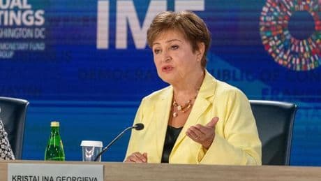 El FMI rebaja en ocho décimas el crecimiento mundial en 2025 y 2026 por la guerra arancelaria de Trump