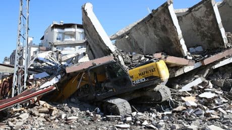 Hatay'da bina, yıkım sırasında iş makinesinin üzerine çöktü
