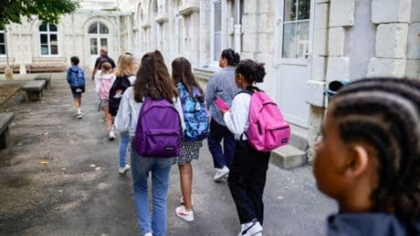 « Un grand exercice d’esbroufe » : avec sa convention citoyenne sur le rythmes scolaires, Emmanuel Macron relègue les vraies urgences de l’école