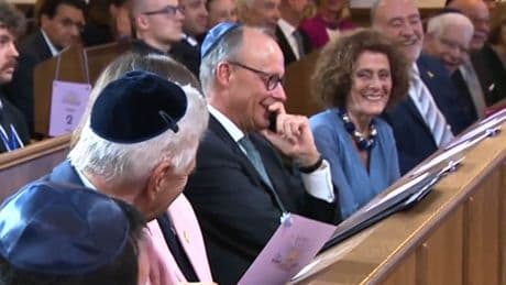Bei Synagogen-Eröffnung witzelt Söder los - auch Merz lacht laut auf