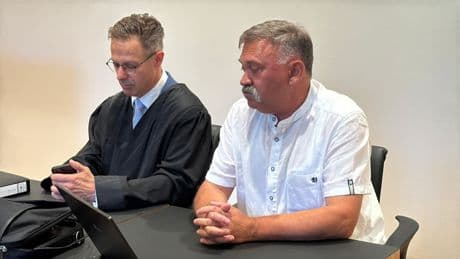 Bekannt durch Habeck-Post - Rentner wegen Hitlergruß im Internet verurteilt