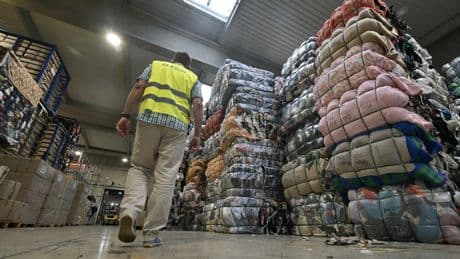 « Quand Le Relais ne fait plus son travail, les bornes débordent » : pourquoi la collecte textile n’est pas sortie d’affaire