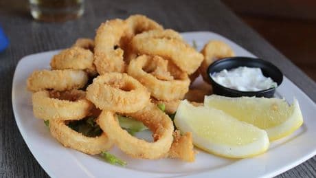 El sencillo truco para que los calamares rebozados se queden realmente tiernos