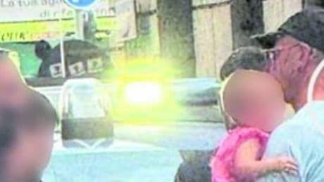 L'americano arrestato con la piccola in braccio durante un controllo