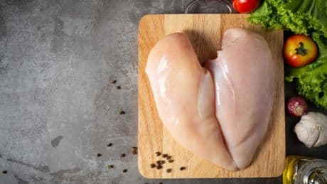 Qué significa que la pechuga de pollo tenga estrías blancas, según un nutricionista