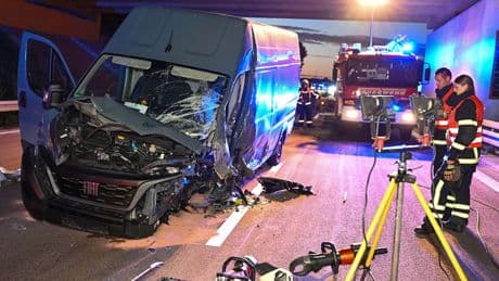 Autobahn A14 gesperrt, drei Verletzte - Geisterfahrer kracht in Transporter