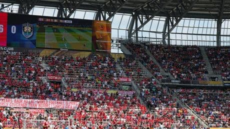 Klub-WM in den USA: „Zerschlagt die Fifa“ – Bayern-Fans protestieren im Stadion