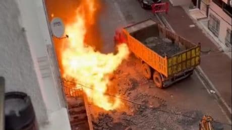 Esenyurt'ta çalışma sırasında doğal gaz borusundan çıkan yangında 2 işçi yaralandı