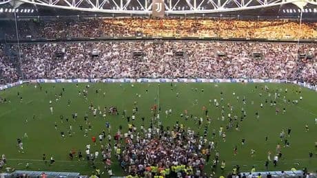 Was ist denn hier los? - Platzsturm mitten im Juve-Testspiel