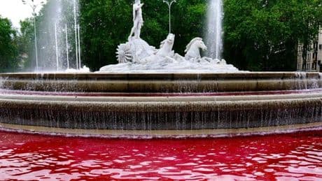 Activistas de Greenpeace tiñen de rojo el agua de Neptuno para denunciar “el genocidio en Gaza”