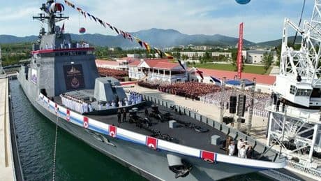Corea del Nord, nuovo cacciatorpediniere da 5.000 tonnellate: cannone da 127 millimetri e tubi lanciasiluri