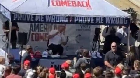 Matan de un disparo en pleno escenario a un líder juvenil del trumpismo
