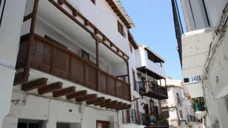 Parece Santorini, pero es España: el pueblo con casas cueva que tienes que visitar