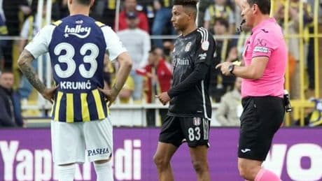 Beşiktaşlı futbolcular derbide kızarıyor!