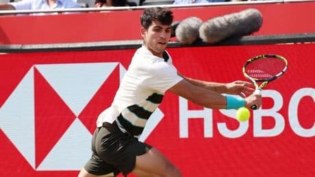 Alcaraz supera un debut exigente en Queen's
