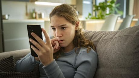 Cómo hablar con un adolescente que se informa por youtubers (sin perder los nervios)