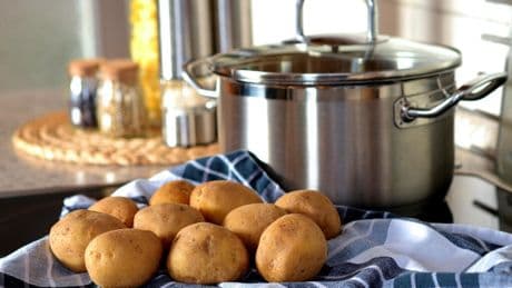 Hay gente en internet siguiendo una dieta basada en patatas. La ciencia sugiere que es una pésima idea