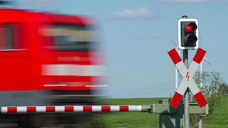 Zug stößt mit Auto zusammen – Mann und Junge sterben
