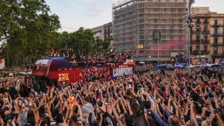 Barcelona entregada: pasión y fiebre blaugrana en la rúa de los campeones