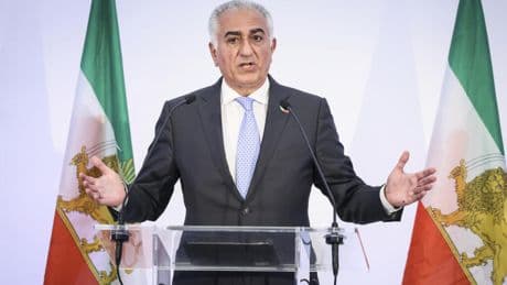 Iran: en Europe, la diaspora s'affronte pour ou contre Reza Pahlavi, fils du Shah