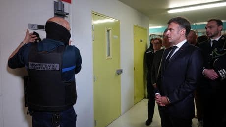 Au lendemain de son émission décriée, Emmanuel Macron tente un retour sur le terrain régalien