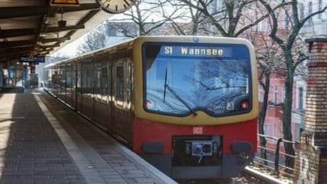 Berlin – Zehlendorf: Mutmaßlicher S-Bahn-Surfer tot auf Zugdach entdeckt