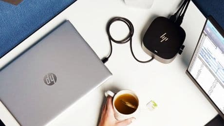 Adiós al desorden de cables de los periféricos del portátil: esta 'docking station' está al 50%