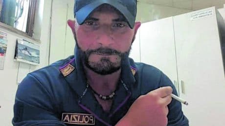 Melito, l'ispettore accoltellato per colpa di un pappagallo
