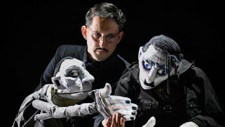 „Schicklgruber“. Grandioses Puppentheater im DT