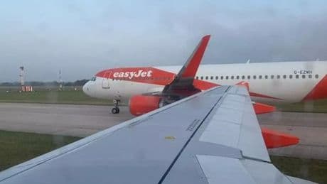 "Nous avons senti tout l'avion trembler": l'aéroport de Manchester suspend ses vols après une collision entre deux avions, dont un à destination de Paris