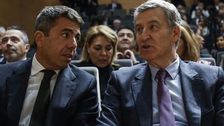Feijóo activa a su equipo para pactar la salida de Mazón este verano