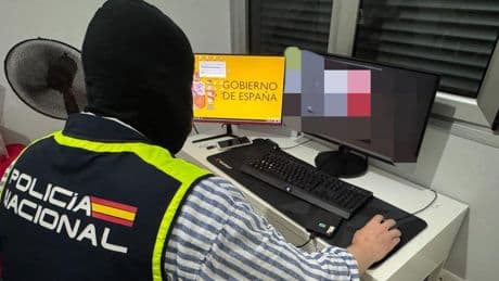 La Policía investiga si los dos jóvenes detenidos por filtrar datos de políticos y periodistas tenían alguien por encima