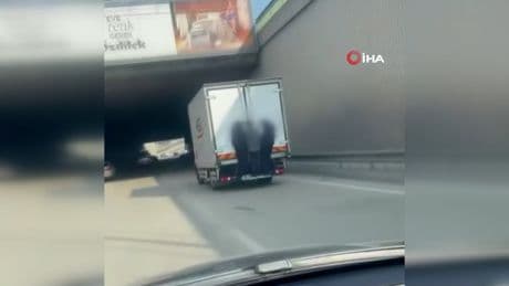 Kamyonetin arkasında tehlikeli yolculuk