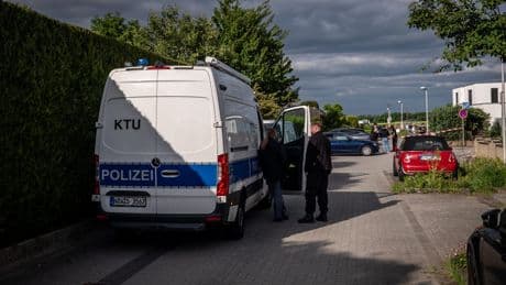 Schütze flüchtet auf Motorrad - Mann (64) im eigenen Garten angeschossen