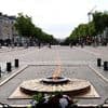 Aufschrei in Paris: Mann entzündet Zigarette an Denkmal - Aufenthaltstitel weg