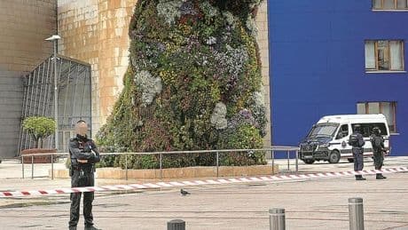 El paquete que obligó a desalojar el Guggenheim tres horas simulaba ser un artefacto explosivo