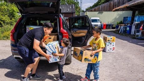 Stormloop op kringloopwinkel Maarssen vanwege 1 euro-actie met verrassingsdozen: ’Als het niks is, breng ik het naar de stort’