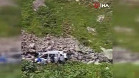Arap turistleri taşıyan minibüs dere yatağına yuvarlandı: 2 ölü, 4 yaralı