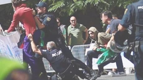 Detenidos dos activistas por saltar al recorrido de la Vuelta en Valladolid