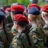 Auch Frauen mit einziehen?: Unionspolitiker offen für Rückkehr zur Wehrpflicht
