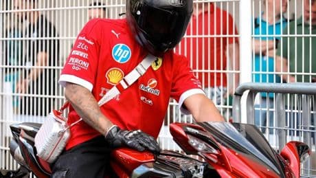 Lewis Hamilton presume de moto en Mónaco: llega al circuito con un modelo súper exclusivo y personalizado de MV Agusta