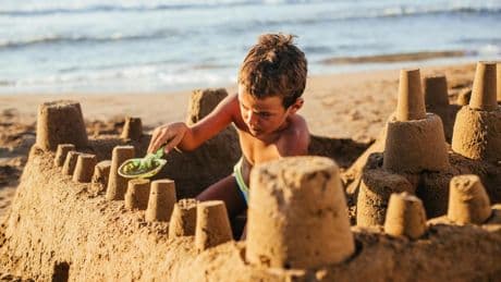 Jean-Yves Jouannais: “Con los castillos de arena inculcamos a los niños la depredación de la guerra”