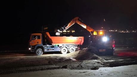 Retiran unas 220 toneladas de piedras y arena en la playa de Ondarreta de San Sebastián