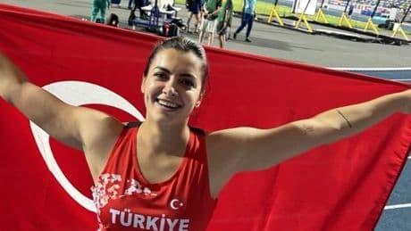 Milli Atlet Esra Türkmen, altın madalya kazandı