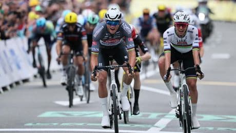 Tour de France, étape 2 : Mathieu Van der Poel l’emporte et endosse le maillot jaune