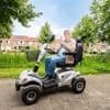 Eerst moest Pieter (96) er niks van weten, maar nu behaalt hij toch zijn scootmobielcertificaat
