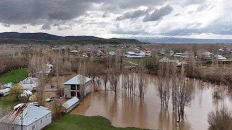 Yağış sonrası dere taştı, evler su altında kaldı