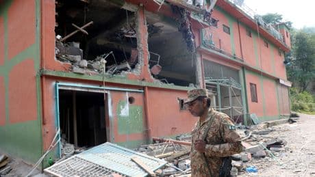 Après d’intenses bombardements sur le Pakistan, New Delhi et Islamabad, franchissent un seuil dans leur affrontement militaire