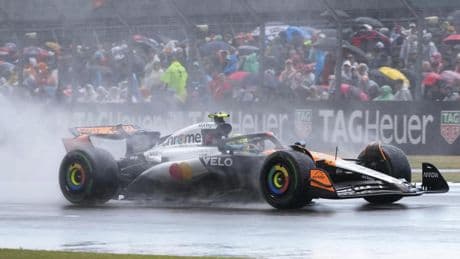 Norris pesca en el río revuelto de Silverstone por un error y sanción a Piastri; Alonso, 9.º