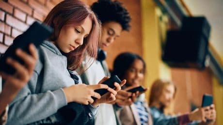 Bilim dünyası tartışıyor: Akıllı telefonlar gerçekten yüzümüzü değiştiriyor mu? Uzmanlardan şok eden açıklamalar!